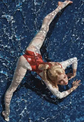 Graceful Pose on Liquid Surface